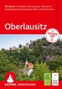 "50 Touren im Zittauer und Lausitzer Gebirge im Dreiländereck Deutschland, Polen und Tschechien. Oberlausitz." Im Bild: Burgruine und Kirche in bewaldeter Landschaft, Logo und QR-Code.