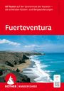 "40 Touren auf der Sonneninsel der Kanaren" und "Fuerteventura". Küste mit blauem Meer und dunklen Klippen, Logo unten.