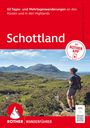 63 Wanderungen in Schottland. QR-Code darunter. Eine Frau wandert durch grüne Hügel und Berge im Hintergrund.