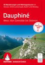 50 Wanderungen im Vercors, Dauphiné: Von Grenoble bis Sisteron. Zwei Wanderer auf einem grünen Bergpfad.