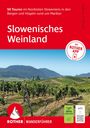 "50 Touren im Nordosten Sloweniens, Slowenisches Weinland, Mit Rother App." Weinberge vor bewaldeten Hügeln.