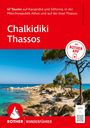 "47 Touren auf Kassandra und Sithonia, Chalkidiki Thassos, ROTHER WANDERFÜHRER. Küste mit klar blauem Meer und Bäumen."