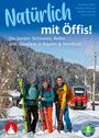 "Natürlich mit Öffis! Die besten Skitouren, Reibn und Skisafaris in Bayern & Nordtirol." Drei Personen mit Skiern und Zug.