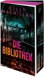 „Gilly Macmillan, Die Bibliothek, Thriller, Blanvalet.“ Ein dunkler, hoher Raum voller Bücherregale.