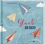 Oben: "Irmgard Partmann". Mitte: "Glaub an dich!". Unten: "BUTZON & BERCKER". Papierflieger auf blauem Hintergrund mit Wolken.