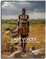 LAST VOICES: ENDANGERED CULTURES OF THE WORLD. CALMEY. Person in traditioneller Kleidung steht in einer Savannenlandschaft.