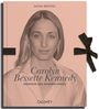 Text: Mona Breggers, Carolyn Bessette Kennedy, Königin des Minimalismus, Callwey. Enthält ein Porträt einer Frau.