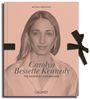 Text: "Carolyn Bessette Kennedy: The Queen of Minimalism." Bild einer stilvollen, lächelnden Frau auf rosa Hintergrund.
