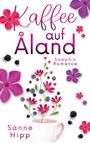 „Kaffee auf Åland. Sapphic Romance. Sanne Hipp.“ Blumen und Beeren schweben aus einer Tasse auf weißem Hintergrund.
