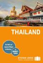 "THAILAND" steht groß auf orangefarbenem Hintergrund. Oben ein Tempel und eine Buddha-Statue am Wasser.