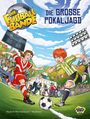 "Die Fußball Bande", "Die Große Pokaljagd". Zwei Kinder in Fußballkleidung jagen einen Ball im Stadion, fröhliche Zuschauer.