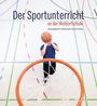 „Der Sportunterricht an der Waldorfschule“. Ein Junge visiert einen Basketballkorb an.