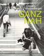 Text: "Oswald Kettenberger GANZ NAH". Zwei Menschen umarmen sich auf einer Treppe in einer U-Bahn-Station.