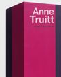 Text: Anne Truitt, Pioneer of Minimal Art. 
Illustration aus farbigen Tafeln in Magenta und Schwarz.