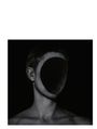 Illustration: Eine Kopf- und Schulteraufnahme einer Person mit einem schwarzen, leeren Oval anstelle eines Gesichts.