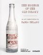 "The Museum of the Old Colony", Kunstinstallation von Pablo Delano. Eine alte Flasche mit dem Label "Bebidas Old Colony".