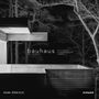 „bauhaus new england“, „portraits of an architectural legacy“. Moderne Architektur vor Waldkulisse, monochrome Darstellung.