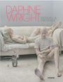 Text: „DAPHNE WRIGHT MEMORY & PRESENCE“. Zwei reglos wirkende Figuren in weißem Raum auf Sofa und Boden, mit Vase links.