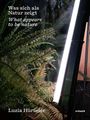 Texte: "Was sich als Natur zeigt", "What appears to be nature", "Luzia Hürzeler", "HIRMER". Eine Lampe leuchtet Farnblätter an.