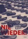 Texte: "BUNDESKUNSTHALLE", "NIE WIEDER!", "Gegen das Vergessen der NS-Verbrechen". Viele alte Schuhe auf dem Boden.