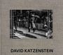DAVID KATZENSTEIN. Schwarz-weißes Foto von Menschen und Spiegelungen auf einer belebten Straße.