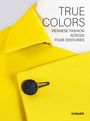 Text oben: "TRUE COLORS VIENNESE FASHION ACROSS FOUR CENTURIES". Gelber Kragen mit schwarzem Knopf.