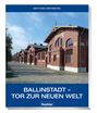 Text: "BALLINSTADT – TOR ZUR NEUEN WELT" von Matthias Gretzschel, Koehler-Verlag. Ziegelgebäude an einer gepflasterten Straße.