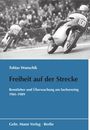 Tobias Wunschik, Freiheit auf der Strecke. Motorräder in einem Rennen, Zuschauer im Hintergrund.