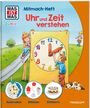 "Mitmach-Heft: Uhr und Zeit verstehen. Ausmalen, Rätseln, Stickern. Zwei Kinder spielen mit einer großen Uhr."