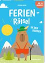Titel: „Ferien-Rätsel in den Bergen“. Illustration: Bär in Lederhose, Berge, Sonne und Wolke im Hintergrund.
