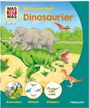 "Mitmach-Heft Dinosaurier" steht groß auf dem Titel. Illustration mit Dinosauriern und einem Logo links oben.