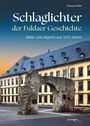 Buchtitel: "Schlaglichter der Fuldaer Geschichte". Ruine vor historischem gelbem Gebäude mit blauem Dach bei Sonnenuntergang.