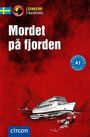 Titel: "Mordet på fjorden". Illustration: Ein Kreuzfahrtschiff auf rotem Wasser, aus dem eine Hand herausragt.