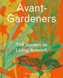 "Avant-Gardeners: The Garden as Living Artwork" von Giovanni Aloi, vor einem orangefarbenen Hintergrund mit grünen Blättern.