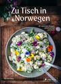„Zu Tisch in Norwegen“ und „90 saisonale Rezepte zwischen Fjell und Fjord“. Ein Salat mit Blumen auf Holz.