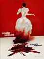 "FOUND DREAMS" und "ELIZAVETA PORODINA". Frau im weißen Kleid mit rot-braunem Verlauf vor rotem Hintergrund.