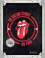 "THE ROLLING STONES ON TOUR" und "DEUTSCHE AUSGABE" stehen neben einem roten Zungenlogo auf schwarzem Hintergrund.