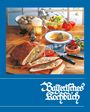 Text: "Bayerisches Kochbuch". Ein Tisch mit bayerischen Speisen: Braten, Knödel, Suppe, Brezel und Bier.