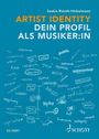 "Artist Identity: Dein Profil als Musiker:in" von Saskia Rienth-Hinkelmann. Viele handgeschriebene Wörter auf blauem Hintergrund.