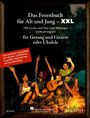 Das Fetenbuch für Alt und Jung – XXL. Menschen am Lagerfeuer singen und spielen Gitarre.