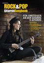 „ROCK & POP GitarrenSongbook: Für Einsteiger“, Liste von Gitarren-Hits. Eine Frau spielt E-Gitarre, trägt Hut und sitzt.