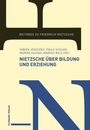 „BEITRÄGE ZU FRIEDRICH NIETZSCHE“ oben, darunter Namen und Titel „NIETZSCHE ÜBER BILDUNG UND ERZIEHUNG“, blaues/goldenes Design.