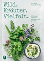 „Wild. Kräuter. Vielfalt.“ sind grün geschrieben. Kräuter und eine Schüssel mit einer weißen Creme sind darunter zu sehen.
