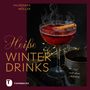 „Heiße Winterdrinks“. Ein Getränk in einem Glas mit Zimtstange, umgeben von Lichtern.