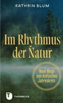 „Im Rhythmus der Natur“ von Kathrin Blum, darunter „Neue Wege zum Keltischen Jahreskreis“. Hintergrund: Wald bei Nebel.