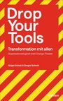 „Drop Your Tools. Transformation mit allen. Organisationsklugheit statt Change-Theater. Holger Scholz & Gregor Schrott.“ Roter Hintergrund mit gelben Diagonalstreifen am Rand.