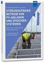 "Störungsfreier Betrieb von PV-Anlagen und Speichersystemen". Ein Arbeiter überprüft Solarpaneele auf einem Dach.