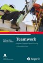 „Teamwork: Diagnose, Entwicklung und Führung“ von Rolf van Dick und Michael A. West. Zwei Arbeiter auf Gerüst.