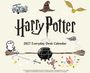 „Harry Potter“, „2027 Everyday Desk Calendar“. Illustration: Zauberelemente, Besen, Auto, Eule, goldener Schnatz, Schwert.