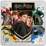 "Harry Potter Official 2027 Calendar." Drei Jugendliche in Hogwarts-Roben, umgeben von Wappen der vier Häuser.
